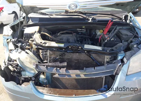 2010 Chrysler Town & Country Touring from USA, damaged, VIN 2A4RR5D19AR306600